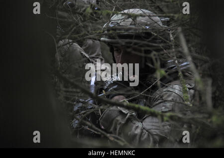 Un soldat de l'armée géorgienne de société Delta, Batumi Georgian Light Infantry Battalion communique à ses supérieurs au cours d'un exercice de répétition de mission (MRE) au Centre de préparation interarmées multinationale (JMRC) dans Hohenfels, Allemagne, le 12 août 2013. L'Batoumi et 31e bataillons d'infanterie légère géorgienne conduite un MRE afin de former et d'être évalués sur les bataillons leur aptitude à mener des opérations de contre-insurrection et de combat et s'intégrer dans une équipe de combat du régiment du Corps des Marines déployées à l'appui de la Force internationale d'assistance à la sécurité en Afghanistan. (U.S. Photo de l'armée Banque D'Images