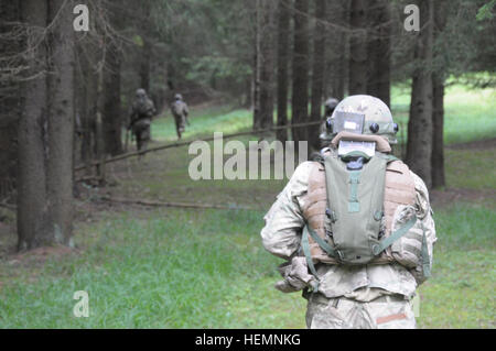 Les soldats de l'armée géorgienne de société Delta, Batumi Georgian Light Infantry Battalion déplacer tactiquement lors d'une mission de l'exercice de répétition (MRE) au Centre de préparation interarmées multinationale (JMRC) dans Hohenfels, Allemagne, le 12 août 2013. L'Batoumi et 31e bataillons d'infanterie légère géorgienne conduite un MRE afin de former et d'être évalués sur les bataillons leur aptitude à mener des opérations de contre-insurrection et de combat et s'intégrer dans une équipe de combat du régiment du Corps des Marines déployées à l'appui de la Force internationale d'assistance à la sécurité en Afghanistan. (U.S. Photo de l'armée par le Sgt. Gemma Iglesias/R Banque D'Images