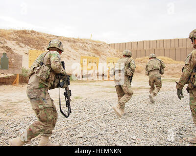 Appareil photo numérique Olympus Soldats en 3e Peloton, Troupe, Apache 6-4 CAV, la pratique de tir à courte portée sur Kunduz FOB 130812-A-CR409-543 Banque D'Images