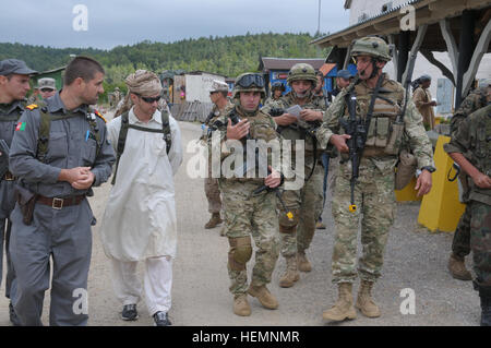 Les soldats de l'armée géorgienne de la Compagnie Alpha, Batumi Georgian Light Infantry Battalion parler avec un soldat bulgare le jeu de rôle Police Nationale au cours d'un exercice de répétition de mission (MRE) au Centre de préparation interarmées multinationale (JMRC) dans Hohenfels, Allemagne, le 13 août 2013. L'Batoumi et 31e bataillons d'infanterie légère géorgienne conduite un MRE afin de former et d'être évalués sur les bataillons leur aptitude à mener des opérations de contre-insurrection et de combat et s'intégrer dans une équipe de combat du régiment du Corps des marines déployés en appui à des opérations de la Force internationale d'assistance à la sécurité en Banque D'Images