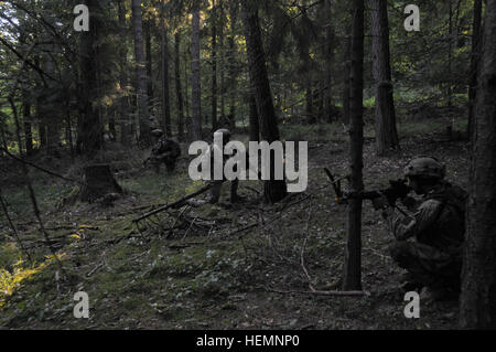 Les soldats de l'armée géorgienne de société Delta, Batumi Georgian Light Infantry Battalion tirez sur la sécurité pendant un exercice de répétition de mission (MRE) au Centre de préparation interarmées multinationale (JMRC) dans Hohenfels, Allemagne, 14 août 2013. L'Batoumi et 31e bataillons d'infanterie légère géorgienne conduite un MRE afin de former et d'être évalués sur les bataillons leur aptitude à mener des opérations de contre-insurrection et de combat et s'intégrer dans une équipe de combat du régiment du Corps des Marines déployées à l'appui de la Force internationale d'assistance à la sécurité en Afghanistan. (U.S. Photo de l'armée par le Sgt. Gemma Iglesias/R Banque D'Images