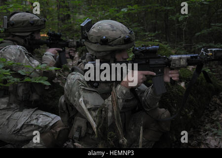 Les soldats de l'armée géorgienne de société Delta, Batumi Georgian Light Infantry Battalion tirez sur la sécurité pendant un exercice de répétition de mission (MRE) au Centre de préparation interarmées multinationale (JMRC) dans Hohenfels, Allemagne, 14 août 2013. L'Batoumi et 31e bataillons d'infanterie légère géorgienne conduite un MRE afin de former et d'être évalués sur les bataillons leur aptitude à mener des opérations de contre-insurrection et de combat et s'intégrer dans une équipe de combat du régiment du Corps des Marines déployées à l'appui de la Force internationale d'assistance à la sécurité en Afghanistan. (U.S. Photo de l'armée par le Sgt. Gemma Iglesias/R Banque D'Images