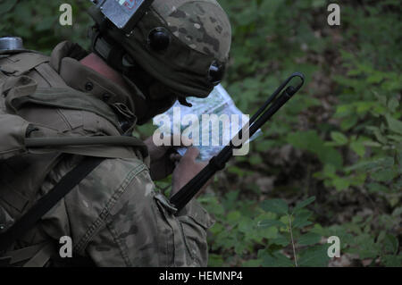 Un soldat de l'armée géorgienne de société Delta, Batumi Georgian Bataillon d'infanterie légère d'études un site au cours d'un exercice de répétition de mission (MRE) au Centre de préparation interarmées multinationale (JMRC) dans Hohenfels, Allemagne, 14 août 2013. L'Batoumi et 31e bataillons d'infanterie légère géorgienne conduite un MRE afin de former et d'être évalués sur les bataillons leur aptitude à mener des opérations de contre-insurrection et de combat et s'intégrer dans une équipe de combat du régiment du Corps des Marines déployées à l'appui de la Force internationale d'assistance à la sécurité en Afghanistan. (U.S. Photo de l'armée par le Sgt. Gemma Iglesias/ Banque D'Images