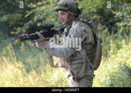 Un soldat de l'armée géorgienne de Delta Entreprise, 31e Bataillon d'infanterie légère tire la sécurité pendant un exercice de répétition de mission (MRE) au Centre de préparation interarmées multinationale (JMRC) dans Hohenfels, Allemagne, 14 août 2013. L'Batoumi et 31e bataillons d'infanterie légère géorgienne conduite un MRE afin de former et d'être évalués sur les bataillons leur aptitude à mener des opérations de contre-insurrection et de combat et s'intégrer dans une équipe de combat du régiment du Corps des Marines déployées à l'appui de la Force internationale d'assistance à la sécurité en Afghanistan. (U.S. Photo de l'armée par le Sgt. Williams Nicholaus/Release Banque D'Images