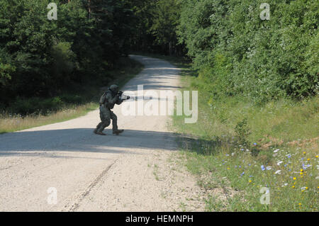 Les soldats de l'armée géorgienne de société Delta, Batumi Georgian Light Infantry Battalion traverser une rue au cours d'une mission tactique de l'exercice de répétition (MRE) au Centre de préparation interarmées multinationale (JMRC) dans Hohenfels, Allemagne, 14 août 2013. L'Batoumi et 31e bataillons d'infanterie légère géorgienne conduite un MRE afin de former et d'être évalués sur les bataillons leur aptitude à mener des opérations de contre-insurrection et de combat et s'intégrer dans une équipe de combat du régiment du Corps des Marines déployées à l'appui de la Force internationale d'assistance à la sécurité en Afghanistan. (U.S. Photo de l'armée par le Sgt. Gemma Banque D'Images