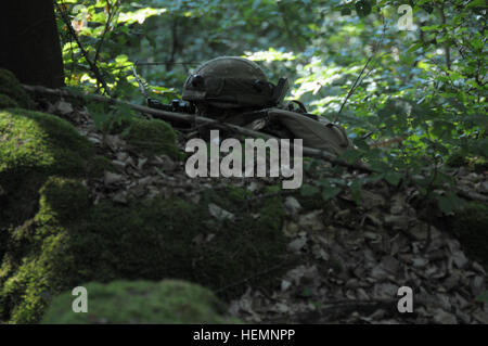 Un soldat de l'armée géorgienne de société Delta, Batumi Georgian Light Infantry Battalion tire la sécurité pendant un exercice de répétition de mission (MRE) au Centre de préparation interarmées multinationale (JMRC) dans Hohenfels, Allemagne, 14 août 2013. L'Batoumi et 31e bataillons d'infanterie légère géorgienne conduite un MRE afin de former et d'être évalués sur les bataillons leur aptitude à mener des opérations de contre-insurrection et de combat et s'intégrer dans une équipe de combat du régiment du Corps des Marines déployées à l'appui de la Force internationale d'assistance à la sécurité en Afghanistan. (U.S. Photo de l'armée par le Sgt. Gemma Iglesias Banque D'Images