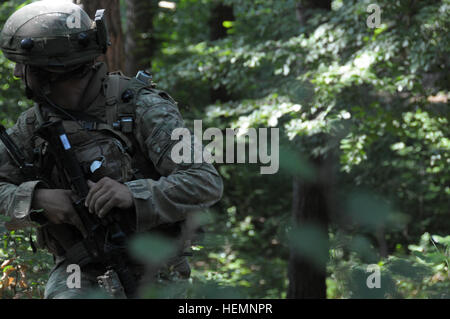 Un soldat de l'armée géorgienne de société Delta, Batumi Georgian Bataillon d'infanterie légère, se déplace au cours d'une répétition de mission tactique de l'exercice au centre de préparation interarmées multinationale dans Hohenfels, Allemagne, 14 août 2013. L'Batoumi et 31e bataillons d'infanterie légère géorgienne conduite un MRE afin de former et d'être évalués sur les bataillons leur aptitude à mener des opérations de contre-insurrection et de combat et s'intégrer dans une équipe de combat du régiment du Corps des Marines déployées à l'appui de la Force internationale d'assistance à la sécurité en Afghanistan. (U.S. Photo de l'armée par le Sgt. Gemma Iglesias/libérés) R Banque D'Images