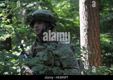 Un soldat de l'armée géorgienne avec Delta Entreprise, Batumi Georgian Light Infantry Battalion attend d'autres instructions au cours d'un exercice de répétition de mission au Centre de préparation interarmées multinationale à Hohenfels, Allemagne, 14 août 2013. L'Batoumi et 31e bataillons d'infanterie légère géorgienne a mené un exercice de répétition de mission de former et d'être évalués sur les bataillons leur aptitude à mener des opérations de contre-insurrection et de combat, et d'intégration dans une équipe de combat du régiment du Corps des Marines déployées à l'appui de la Force internationale d'assistance à la sécurité en Afghanistan. (U.S. Photo de l'armée S Banque D'Images