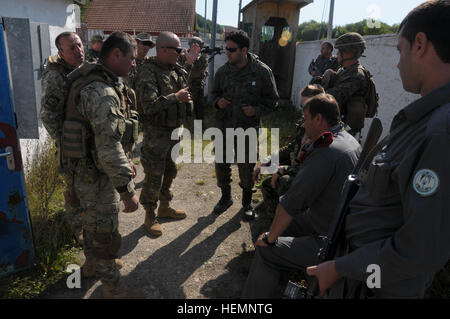 Les soldats de l'armée géorgienne de la Compagnie Charlie, Batumi Georgian Light Infantry Battalion parler à un soldat de l'armée bulgare répliquer l'Afghanistan Le Chef de la Police Nationale au cours d'un exercice de répétition de mission au Centre de préparation interarmées multinationale à Hohenfels, Allemagne, 15 août 2013. L'Batoumi et 31e bataillons d'infanterie légère géorgienne conduite un MRE afin de former et d'être évalués sur les bataillons leur aptitude à mener des opérations de contre-insurrection et de combat et s'intégrer dans une équipe de combat du régiment du Corps des marines déployés en appui à des opérations de la Force internationale d'assistance à la sécurité Banque D'Images