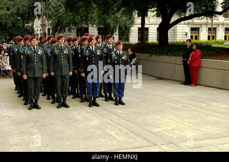 Les membres du 2e bataillon du 325e Régiment d'infanterie aéroportée,, 2e Brigade Combat Team, 82e Division aéroportée, 'White Falcons,' est allé(e) à la David E. Hickman Plaza et cérémonie de dénomination de Greensboro, N.C, 16 août. La CPS. David Hickman, un faucon blanc paratrooper et native de Greensboro, était le dernier soldat tué à la guerre en Irak, le 14 novembre 2011, à Bagdad. Le côté ouest de la comté de Guilford gouvernementales Plaza a été nommé en l'honneur de sa mémoire. Faucons blanc assister à la cérémonie de dédicace du camarade tombé à 130816-A-DP764-035 Banque D'Images