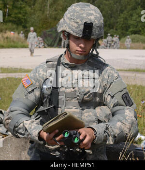 Lieutenant de l'ARMÉE AMÉRICAINE Michael Pikul, de Tory, Mich., attribué à 30e Commandement médical, mène l'attaque rapprochée lane pendant United States Army Europe's Best Warrior la concurrence (BWC) à Grafenwoehr, Allemagne, le 21 août, 2013. L'ARMÉE AMÉRICAINE L'Europe concurrence meilleur guerrier est un événement d'une semaine que des soldats, des tests de résistance physique, de leadership et de connaissances techniques et de compétences. Gagnants dans le soldat et officier sous-catégories de l'USAREUR la concurrence va continuer à faire concurrence au Département de l'armée. (U.S. Photo de l'armée par la CPS. Franklin Moore) 2013 USAREUR Meilleur Guerrier Compe Banque D'Images