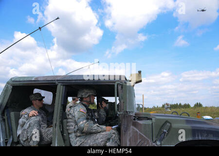 Lieutenant de l'ARMÉE AMÉRICAINE Michael Pikul, de Tory, Mich., attribué à 30e Commandement médical, mène l'attaque rapprochée lane pendant United States Army Europe's Best Warrior la concurrence (BWC) à Grafenwoehr, Allemagne, le 21 août, 2013. L'ARMÉE AMÉRICAINE L'Europe concurrence meilleur guerrier est un événement d'une semaine que des soldats, des tests de résistance physique, de leadership et de connaissances techniques et de compétences. Gagnants dans le soldat et officier sous-catégories de l'USAREUR la concurrence va continuer à faire concurrence au Département de l'armée. (U.S. Photo de l'armée par la CPS. Franklin Moore) 2013 USAREUR Meilleur Guerrier Compe Banque D'Images