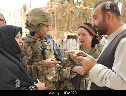 Sadiqa Jalali, Direction des affaires extérieures et de la province de Zaboul, cpt. Johanna la fumée, la Force opérationnelle combinée Duc Femme Équipe de mission chef, parle avec Haji Siraj, Jaldek Tarnek Wa Gouverneur de District, après avoir aidé les femmes du district de s'inscrire pour voter le 24 août 2013. Cette réunion était la première fois qu'une femme fonctionnaire du gouvernement a été invité à déjeuner avec un gouverneur de district. Le gouverneur a remercié le TWJ DoWA pour l'aide et le soutien pour le district et les femmes à Zabul, et espère pouvoir se concentrer davantage sur l'inclusion de femmes dans plus de projets gouvernementaux. (U.S. Photo de l'armée par le Sgt. Kandi Huggins, 3e B Banque D'Images