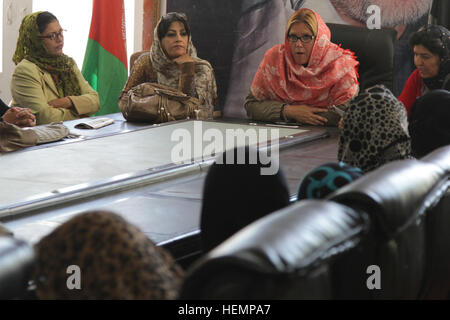 Cadres supérieurs américains représentant civil de Karen Decker accueille une femme afghane à l'engagement du chef du Bureau de la gouvernance de Parwan, la province de Parwan, Afghanistan, le 28 août 2013. La discussion a porté sur les clés a été la participation des femmes dans les élections présidentielles et des conseils provinciaux en 2014 et certaines mesures à prendre pour obtenir le mot dehors et encourager d'autres femmes à voter. (Photo de l'Armée américaine par le sergent. Rachel M. Copeland / Relâché) Parwan féministe shura 130828-A-WS742-001 Banque D'Images