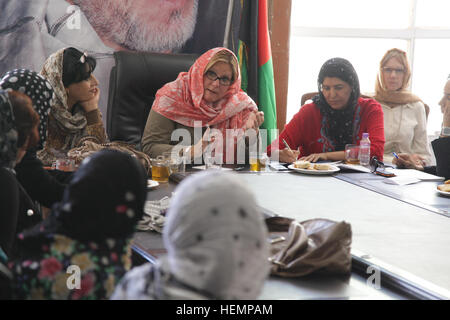 Cadres supérieurs américains représentant civil de Karen Decker accueille une femme afghane à shura le bureau de gouvernance de Parwan, la province de Parwan, Afghanistan, le 28 août 2013. La discussion a porté sur les clés a été la participation des femmes dans les élections présidentielles et des conseils provinciaux en 2014 et certaines mesures à prendre pour obtenir le mot dehors et encourager d'autres femmes à voter. (Photo de l'Armée américaine par le sergent. Rachel M. Copeland / Relâché) Parwan féministe shura 130828-A-WS742-056 Banque D'Images