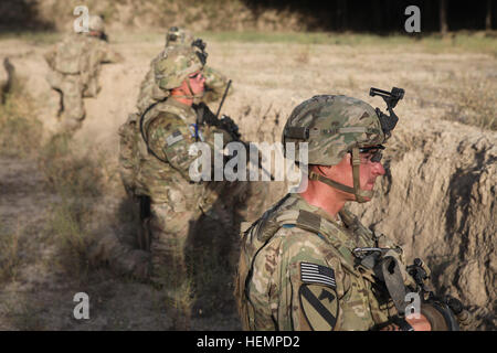 Des soldats américains de la société B, 1er Bataillon, 5e régiment de cavalerie, 2e Brigade Combat Team, 1re Division de cavalerie, tirer sur la sécurité pendant une patrouille à pied dans le Salar, la province de Wardak, Afghanistan, 30 août 2013. L'appareil effectuait des opérations le long de la route, qui est l'une des principales routes commerciales dans l'Afghanistan et est ciblée par des extrémistes et des criminels comme un moyen de perturber la population et recueillir des fonds pour financer des activités terroristes. (U.S. Photo de l'armée par la CPS. Alexander Naylor/ libéré) La Compagnie Bravo 1-5 opérations le long de l'autoroute Un 130830-A-KP730-215 Banque D'Images