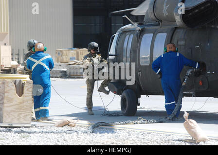 Le Sgt. Jay le hareng, un UH-60 Black Hawk chef d'équipage affecté à une compagnie, 2e Bataillon (soutien général), 104e Régiment d'aviation (Pennsylvanie), Groupe de travail Phoenix, attend que son hélicoptère ravitaille le 4 septembre, l'air à Bagram, en Afghanistan. Task Force Falcon hélicoptères UH-60 Black Hawk le transport du personnel dans l'Est de l'Afghanistan 130904-A-SM524-855 Banque D'Images