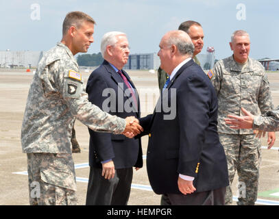 Sous-secrétaire de l'armée américaine Dr. Joseph W. Westphal, serre la main avec le colonel Thomas Tickner, commandant de l'US Army Corps of Engineers, District de Savannah en arrivant à Hunter Army Airfield, le 4 septembre 2013. Tickner et son personnel a informé le Sous-secrétaire à l'agrandissement du port de Savannah Projet, suivie d'une conférence de presse et visite de la port de Savannah. Photo par USACE Birdwell Billy. En vertu de l'Armée de Savannah 130904 visites Secrétaire-A-JH002-001 Banque D'Images