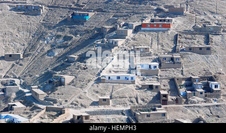 Maisons afghanes assis sur une colline peut être vu par la fenêtre d'un UH-60L Black Hawk alors qu'il effectuait une mission de mouvement de personnel le 4 septembre au cours de la province de Kaboul, Afghanistan. Task Force Falcon hélicoptères UH-60 Black Hawk le transport du personnel dans l'Est de l'Afghanistan 130904-A-SM524-280 Banque D'Images