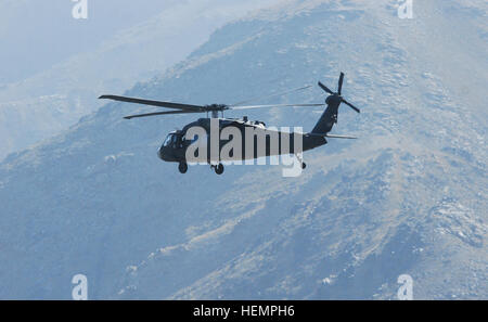 Un hélicoptère Blackhawk UH-60L'équipage est 1er lieutenant Chuck Nadd, l'Adjudant-chef 4 Darren Dreher, le s.. Bruce Kleckner et Sgt. Jay le hareng, tous les membres de la Task Force Phoenix, vole au-dessus de la province de Kaboul, Afghanistan, en effectuant un mouvement du personnel de mission, le 4 septembre 2013. Task Force Falcon hélicoptères UH-60 Black Hawk le transport du personnel dans l'Est de l'Afghanistan 130904-A-SM524-405 Banque D'Images