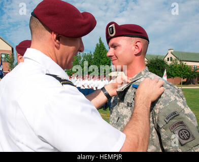 Un parachutiste de l'armée américaine affecté à l'équipe de combat de la 4e brigade de la 82e division aéroportée remporte l'insigne d'infanterie d'expert après avoir terminé des tests physiques et tactiques, démontrant la compétence et l'endurance de l'infanterie. Banque D'Images