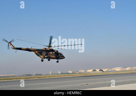 Un hélicoptère Mi-17 décollera à partir de la ligne de vol sur l'Escadre aérienne de Kaboul à l'aéroport international de Kaboul, le 17 septembre 2013. Le Mi-17 est un hélicoptère polyvalent utilisé dans les missions de ravitaillement par les forces de sécurité nationale afghanes dans tout l'Afghanistan. Le broyeur est souvent utilisé pour des missions d'assaut aérien et les évacuations sanitaires. Une fois que l'accumulation de la Force aérienne afghane est terminée, ils feront progresser l'KAW ses capacités de support qui établissent les conditions d'un professionnel, d'une indépendance totale AAF. (U.S. Photo de l'armée par le sergent. Richard Andrade, QG de la Force internationale d'assistance à la sécurité Public Affairs) Kab Banque D'Images