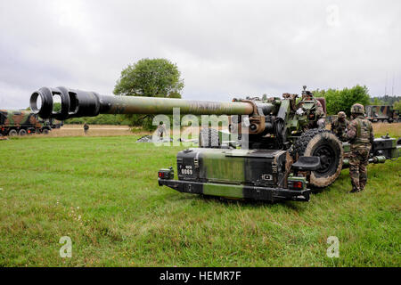 Soldats français faire les premiers préparatifs d'un TRF1 Français 155 mm l'obusier automoteur dans le cadre d'un exercice de tir réel au cours de l'effort combiné de formation interarmées multinationale du secteur d'entraînement de la commande Grafenwoehr, Allemagne, le 17 septembre 2013. Combined Endeavor est un commandement, contrôle, communications et systèmes d'ordinateurs (C4) exercice visant à préparer les forces internationales pour des opérations multinationales dans le théâtre européen. (U.S. Photo de l'armée par le sergent. Pablo Piedra/libérés) COMBINED ENDEAVOR 2013, l'exercice de tir réel 130917-A-KG432-008 Banque D'Images