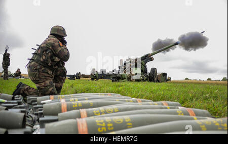 Soldats français fire un TRF1 155 mm français l'obusier automoteur dans le cadre d'un exercice de tir réel au cours de l'effort combiné de formation interarmées multinationale du secteur d'entraînement de la commande Grafenwoehr, Allemagne, le 17 septembre 2013. Combined Endeavor est un commandement, contrôle, communications et systèmes d'ordinateurs (C4) exercice visant à préparer les forces internationales pour des opérations multinationales dans le théâtre européen. (U.S. Photo de l'armée par le sergent. Pablo Piedra/libérés) COMBINED ENDEAVOR 2013, l'exercice de tir réel 130917-A-KG432-110 Banque D'Images