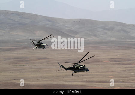 Afghan Air force deux hélicoptères Mi-35 Préparez-vous à tourner autour des objectifs après la prise de vue lors d'une intégration à la masse (AGI) de l'exercice dans la province de Logar, Afghanistan, 18 septembre 2013. L'exercice d'AGI était de former des soldats de l'Armée nationale afghane avec la 4e Brigade d'infanterie, 203e Corps, comment coordonner l'espace aérien. (U.S. Photo de l'armée par le sergent. Elvis Umanzor/libérés des forces afghanes) apprendre l'intégration air-sol 130918-A-TN552-102 Banque D'Images