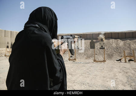 Une femme membre de la police en uniforme afghane une AK-47 sur une cible pendant la formation en Zharay district, province de Kandahar, Afghanistan, le 20 septembre 2013. Une équipe de soutien culturel des États-Unis ainsi que des membres de l'équipe des Forces d'opérations spéciales menées la formation afin de fournir aux femmes la formation nécessaire pour exercer leurs fonctions. (U.S. Photo de l'armée par le sergent. Kaily Brown/ Formation Zharay) parution dans le district 130920-A-S772-027 Banque D'Images