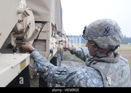 48e Brigade d'infanterie, XCTC GARRSON GÉORGIE TRAINING CENTRE, Fort Stewart, le 22 septembre 2013, Ga, Géorgie - Garde nationale d'armée SPC. Matthew Crowther, un conducteur avec le 148e Bataillon de la Brigade d'appui (BSB) vérifie les niveaux de liquide sur son véhicule qui faisait partie d'un convoi de camions déposent 13 soldats du 1er Bataillon d'infanterie, 121e pour qu'ils puissent attendre Blackhawk UH-60 et CH-47 Chinook pour l'extraction jusqu'à leur prochaine destination au cours de l'Entraînement au Combat exportables (XCTC) entraînement à Fort Stewart. Le 148e BSB, parmi d'autres services, transport jusqu'à la 48e Banque D'Images