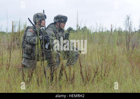 48e Brigade d'infanterie, XCTC GARRSON GÉORGIE TRAINING CENTRE, Fort Stewart, le 22 septembre 2013, Ga, Géorgie - La Garde nationale de l'armée avec le 1er Bataillon, 121e d'infanterie, réagir à contacter et communiquer à l'ennemi le plus Description et localisation de l'ennemi au cours d'Entraînement au Combat (Capacités exportables XCTC) entraînement à Fort Stewart. Au cours des derniers jours de gardes de formation XCTC ont participé à un scénario de guerre de quatre jours où ils ont utilisé un système intégré de prises à parties multiples au laser, ou de miles, qui utilise des lasers et des cartouches à blanc pour simuler la bataille proprement dite. Photo de l'armée par le Sgt. Michael Uri Banque D'Images