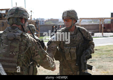 Le Lieutenant-colonel de l'armée américaine Mark Huhtanen, gauche, le commandant de brigade adjoint 2e Brigade Combat Team, 1re Division de cavalerie, accueille le Sgt Commande. Le Major Scott Schroeder auprès du consulat d'Herat, la province d'Herat, Afghanistan, 24 septembre 2013. Le Sgt commande. Le major est le leader du personnel enrôlé pour l'International Security Assistance Force (ISAF) Commission mixte internationale (CMI) et 3e Corps de l'armée. (U.S. Photo de l'armée par la CPS. Ryan D. Green/relâché), l'entreprise Delta 1-5 Cavalry ré-enrôlement cérémonie au Consulat des Etats-Unis Herat 130924-A-YW808-008 Banque D'Images