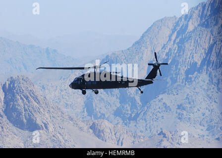 Un Black Hawk UH-60M de l'hélicoptère de la Compagnie C, 2e Bataillon (assaut), 10e Brigade d'aviation de combat, Task Force Falcon, navigue sur un col de montagne dans la province de Paktya, Afghanistan, sur sa façon de Kaboul lors d'un mouvement de personnel le 25 septembre 2013 mission. 10e Brigade d'aviation de combat Bataillon d'assaut dans le ciel 130925-A-SM524-378 Banque D'Images