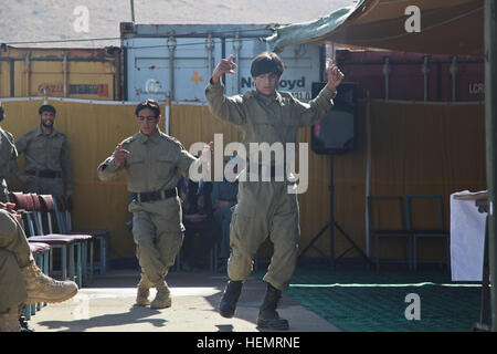 La police locale afghane (ALP) la danse de la musique dans les stagiaires célébration de remise des diplômes, Ghazni, district de la province de Ghazni, Afghanistan, le 26 septembre 2013. L'ALP 57 stagiaires préparé pour le jour de la remise des diplômes au centre de formation de la province de Ghazni après une longue semaine trois plomb afghan ALP programme qui porte sur le développement professionnel, les techniques médicales, petite unité tactique, et de compétences d'armes. (U.S. Photo de l'armée par la CPS. Jessica Reyna DeBooy/libérés) Se préparer pour l'obtention du diplôme 130926-A-SL739-082 Banque D'Images