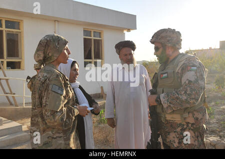 Sadiqa Jalali, direction des affaires féminines, province de Zabul, merci les dirigeants locaux pour leur soutien et l'aide après une shura de femmes détenues dans la ville de Qalat, le 26 septembre 2013. Shura 130926 Qalat-A-XX999-001 Banque D'Images