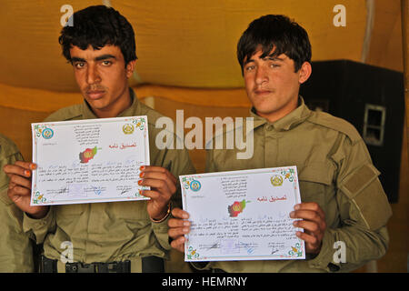 La police locale afghane (ALP) les stagiaires peuvent contenir jusqu'à leurs certificats de réussite pendant le jour de graduation, Ghazni, district de la province de Ghazni, Afghanistan, le 26 septembre 2013. L'ALP 57 stagiaires préparé pour le jour de la remise des diplômes au centre de formation de la province de Ghazni après une longue semaine trois plomb afghan ALP programme qui porte sur le développement professionnel, les techniques médicales, petite unité tactique, et de compétences d'armes. (U.S. Photo de l'armée par la CPS. Jessica Reyna DeBooy/libérés) Se préparer pour l'obtention du diplôme 130926-A-SL739-074 Banque D'Images