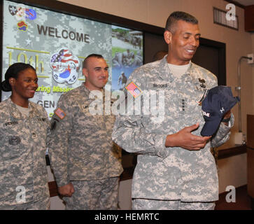 Le général Vincent Brooks K., de l'Armée américaine du général commandant du Pacifique, explique le sens de la présentation USARPAC baseball cap aux soldats reconnus par la commande Sgt. Le major Robert F. Austin, 19e soutien expéditionnaire, sergent-major de commandement Le commandement le 1er octobre au camp Henry. Le général Brooks visites Salon IV pour la conscience de 131001-A-SC579-001 Banque D'Images