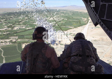 Le personnel de la réserve de l’armée AMÉRICAINE effectue un largage de dépliants aériens depuis un hélicoptère CH-47 Chinook au-dessus de la province de Helmand, en Afghanistan, dans le cadre de l’opération ENDURING FREEDOM, mettant en évidence les opérations d’information et la coordination entre les unités de l’aviation et de l’infanterie Banque D'Images