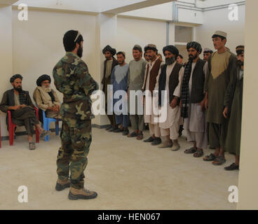 Une armée nationale afghane chef des forces spéciales de la police locale afghane qui motive les recrues pendant une cérémonie, le 5 octobre 2013, dans le district de Kajaki, dans la province d'Helmand, en Afghanistan. Les forces spéciales de l'Armée nationale afghane les soldats utilisent leur passé une expérience du combat dans la lutte contre les forces rebelles pour assurer les cadets de l'ALP reçoivent la meilleure formation possible. (U.S. Photo de l'armée par la CPS. Brandon Thomas/libérés des Forces spéciales afghanes) travailler à renforcer la sécurité dans le Helmand 131005-A-PU718-055 Banque D'Images