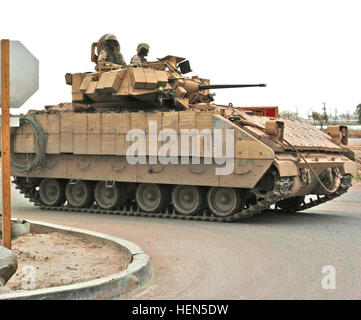 Le M2 Bradley est un véhicule blindé de combat d'infanterie utilisé par l'armée américaine pour le transport de troupes, la reconnaissance et le soutien direct au combat. Banque D'Images