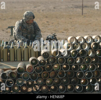 Un obusier M119 A2 L'article Des soldats d'une batterie, 2-320e l'artillerie, 1 Brigade Combat Team, 101st Airborne Division (Air Assault) préparer leur artillerie de 105 mm pour la prochaine mission en opération Fulton Harvest le 12 janvier. Une partie de cette opération déduits d'extrémiste hideout camp, véhicule d'explosifs et de pression 30-plaque d'explosifs. L'opération Récolte 73001 Fulton Banque D'Images