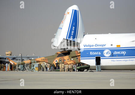 Les membres de la force aérienne afghane télécharger un hélicoptère Mi-17 V5 à partir d'un hélicoptère de transport Antonov An-124 Ruslan cargo lourd à l'aéroport international de Kaboul, le 22 octobre 2013. La formation conjointe de l'OTAN, la mission spéciale Mi-17 aviator conseillers sont l'établissement des conditions pour l'Afghanistan d'avoir un professionnel de l'armée de l'air entièrement indépendante, comme les forces de sécurité nationales afghanes prennent le contrôle de la sécurité des opérations tout au long de l'Afghanistan. (U.S. Photo de l'armée par le sergent. Richard Andrade, QG de la Force internationale d'assistance à la sécurité Public Affairs) Conseillers recul en Afghan Air Force capab Banque D'Images