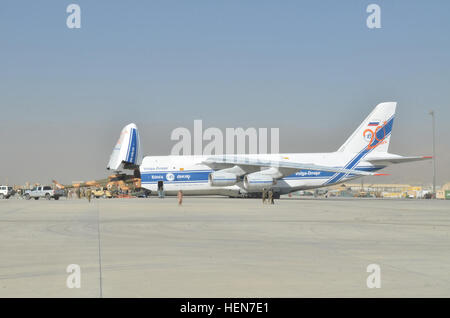 Les membres de la force aérienne afghane et entrepreneurs russes télécharger un Mi-17 V5 à partir d'un hélicoptère de transport Antonov An-124 Ruslan cargo lourd à l'aéroport international de Kaboul, le 22 octobre 2013. La formation conjointe de l'OTAN, la mission spéciale Mi-17 aviator conseillers sont l'établissement des conditions pour l'Afghanistan d'avoir un professionnel totalement indépendant, air force en tant que forces de sécurité nationale afghanes prennent le contrôle de la sécurité des opérations tout au long de l'Afghanistan. (U.S. Photo de l'armée par le sergent. Richard Andrade, QG de la Force internationale d'assistance à la sécurité Public Affairs) Conseillers recul en Af Banque D'Images