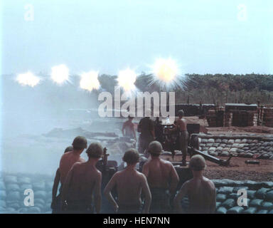 L'unité d'artillerie de la 25e division d'infanterie opère au Vietnam en 1969, fournissant un appui-feu, ciblant les positions ennemies et soutenant les opérations d'infanterie lors d'engagements sur le terrain. Banque D'Images