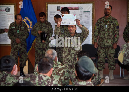 Le sergent de l'Armée nationale afghane. Saidullah avec le signal Khandak, 203e Corps, affiche fièrement son certificat de réussite pour le public, au cours d'une cérémonie de remise de prix pour les Jeux Olympiques du signal, le 30 octobre 2013, à la base d'opérations avancée Thunder, en Afghanistan. (U.S. Le sergent de l'armée. Justin A. Moeller, 4e Brigade Combat Team) ANA Affaires publiques en concurrence pour obtenir le meilleur signal team 131030-A-DQ133-111 Banque D'Images