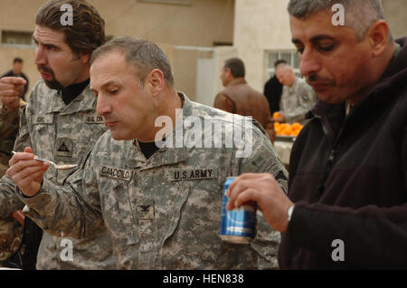 Le colonel Dominic Serge Chevalier, commandant de la 3e Brigade Combat Team, 101st Airborne Division (Air Assault), aux côtés de Brig. Gen Ali Kassim Al-Freji, 4e Brigade, 6e Division de l'armée iraquienne, commandant bénéficie d'une fête préparée pour Rakkasans, armée irakienne, la police irakienne et Qarghuli les chefs de tribu. Rompre le pain ensemble est un signe d'amitié dans la culture arabe et montre les progrès réalisés dans la réconciliation des forces de la coalition et les Irakiens. (U.S. Photo de l'armée/Le s.. Tony M. Lindback) Rakkasans rompre le pain avec la tribu 74213 Qarghuli Banque D'Images