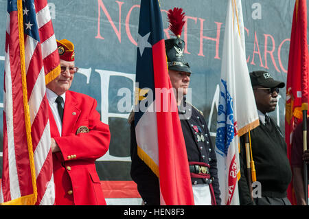 Anciens combattants et reenactors présente les couleurs au North Carolina Veterans Park à Fayetteville, N.C., 9 novembre 2013. L'histoire vivante a fait partie de la Parade de la Journée des anciens combattants de Fayetteville que les soldats de l'Armée américaine au quartier général du Commandement de la réserve, la 82e Division aéroportée, high school ROTC junior high school, fanfares et des anciens combattants des guerres du passé. (U.S. Photo de l'armée par Timothy L. Hale/libérés) soutient la Journée des anciens combattants USARC Fayetteville événements 131109-A-XN107-829 Banque D'Images