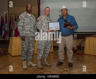 'Paul' Cowbone Buster (à droite), un natif Américain Seminole de sang, qui est actuellement un professeur de langues pour les Séminoles Seminole Tribe of Florida education program, reçoit d'appréciation des prix du lieutenant-colonel Rodger Knedel (milieu) et commande le Sgt. Le major Dexter Manning (à gauche), commandant et chef principal s'enrôle, respectivement, de la Brigade des troupes spéciales 2-3 Titans, bataillon blindé 2e Brigade Combat Team, 3ème Division d'infanterie au Club Stewart bal ici, novembre, 13. Buster était ici pour parler à ceux présents sur les premiers Américains. L'événement a eu lieu en reconnaissance Banque D'Images