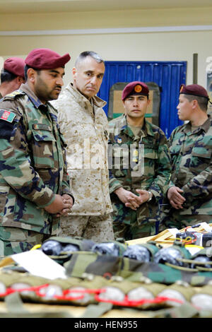 Commando de l'Armée nationale afghane et des soldats des Forces spéciales U.S. Marine Corps Command bref Sgt. Le major James E. Booker, centre, sur la réduction des risques d'explosion de l'Afghanistan le programme de cours le 27 novembre 2013, à l'Armée nationale afghane du commandement des opérations spéciales de l'École de l'Excellence sur Camp Commando près de Kaboul, Afghanistan. Booker est le conseiller principal pour s'Force internationale d'assistance à la sécurité. (U.S. Army photo par le Sgt. Michael J. Carden) leader de la FIAS de l'OTAN en Afghanistan école commando tours 131127-A-FS865-245 Banque D'Images